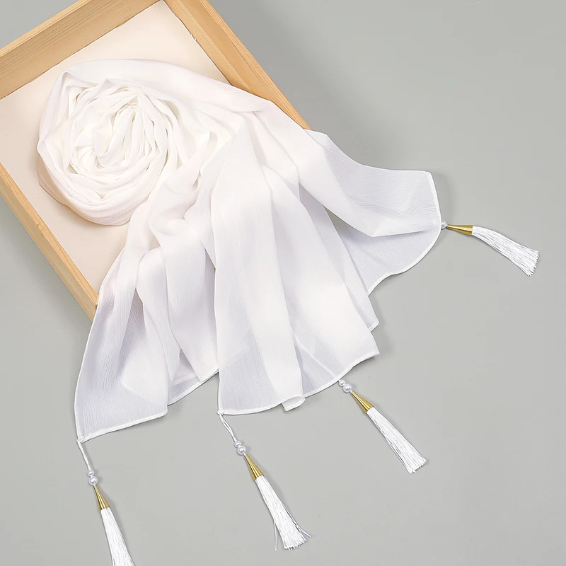 Женский шифоновый шарф с кисточками и складками