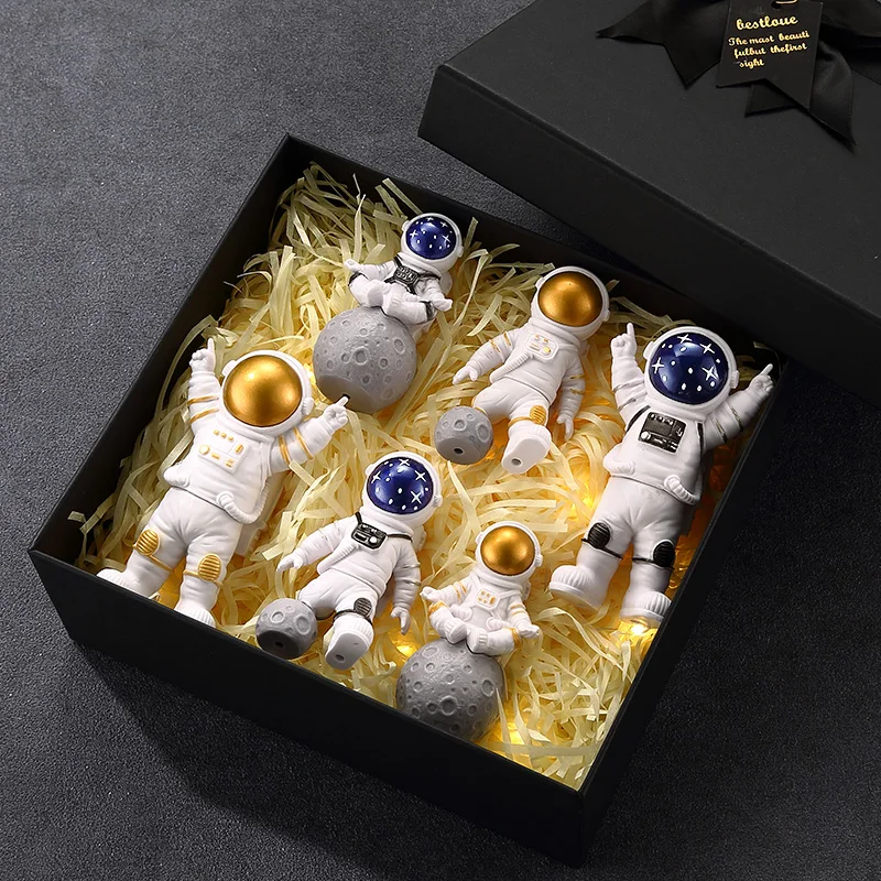 

3Pc Astronaut Decor Action Figures and Moon Home Decor Resin Astronaut Statue Room Office Desktop Decoration Presents Boy Gift