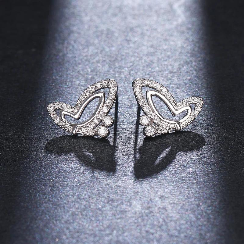 Модные милые серьги-гвоздики с бабочками белого и золотого цвета камнем
