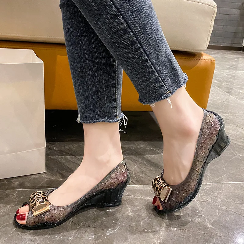 

Женские босоножки на высокой танкетке, повседневные сандалии-желе с леопардовым принтом, с открытым носком и кристаллами, 2023