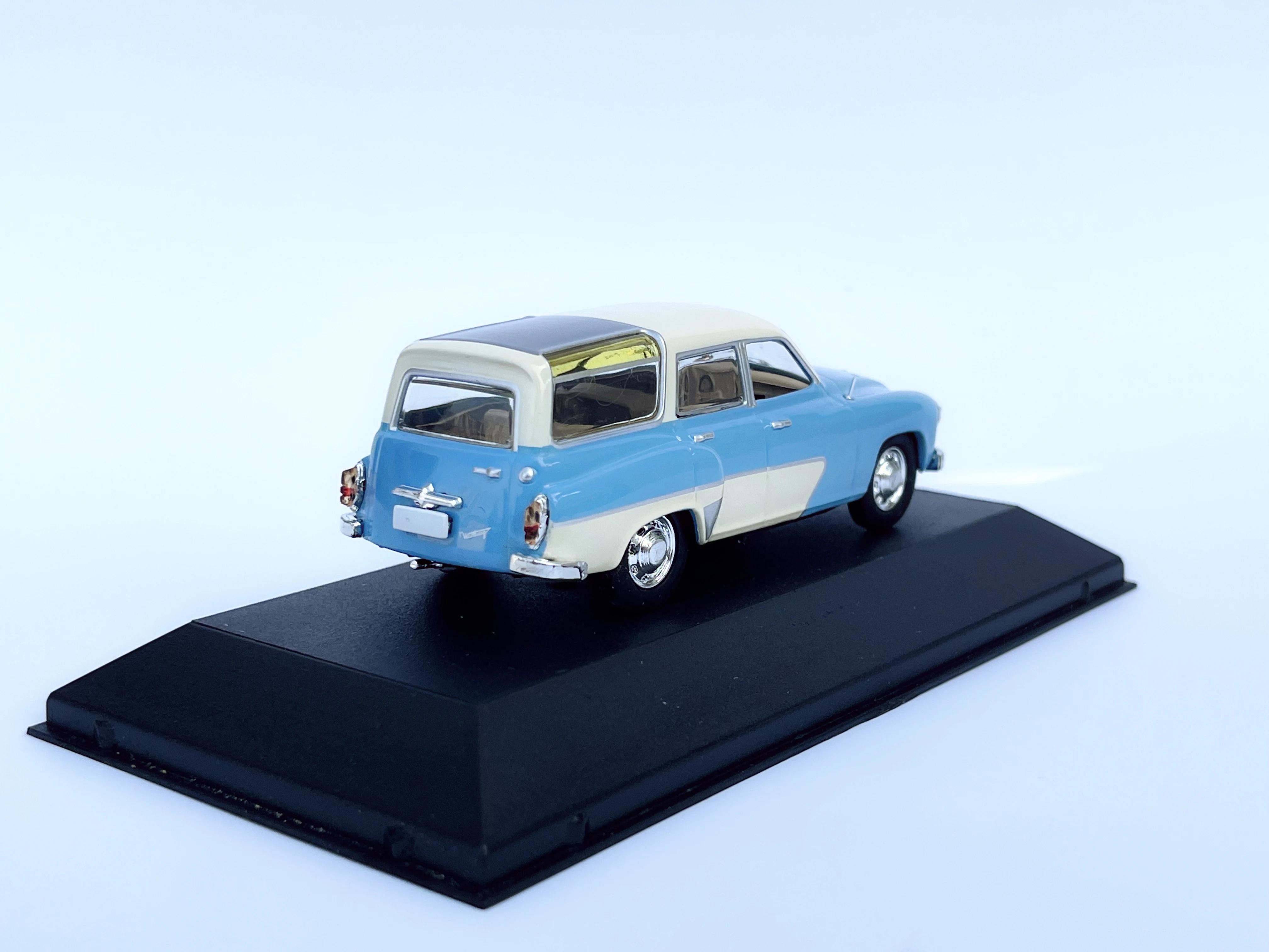 Коллекционная модель автомобиля из сплава в масштабе 1/43