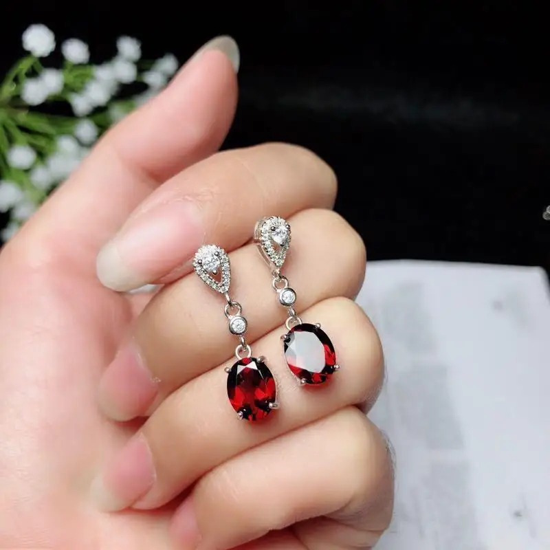 

Серьги из натуральной кожи с гранатом модные и универсальные
