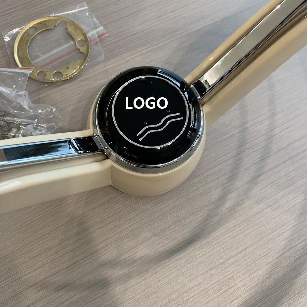 Классическое винтажное рулевое колесо цвета слоновой кости белого серого