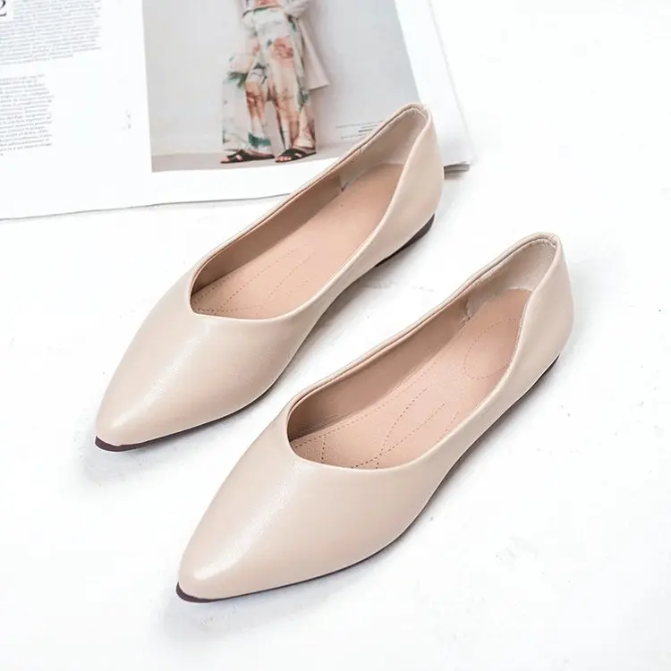 Легкие женские туфли с острым носком черные или бежевые однотонные весенние