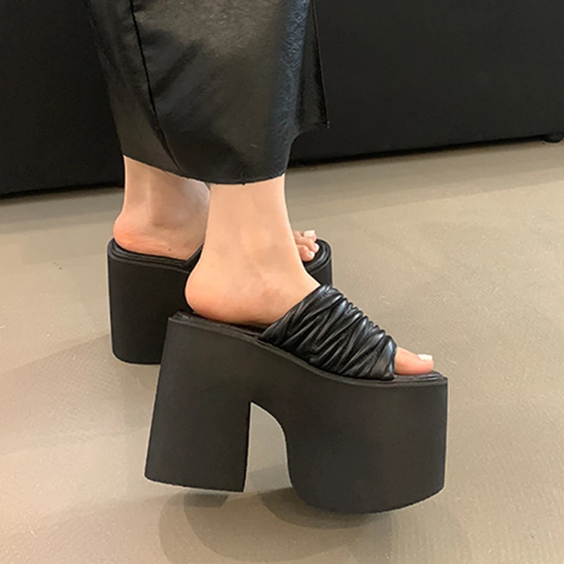 Сандалии-гладиаторы женские на массивном каблуке 13 см босоножки серебристого