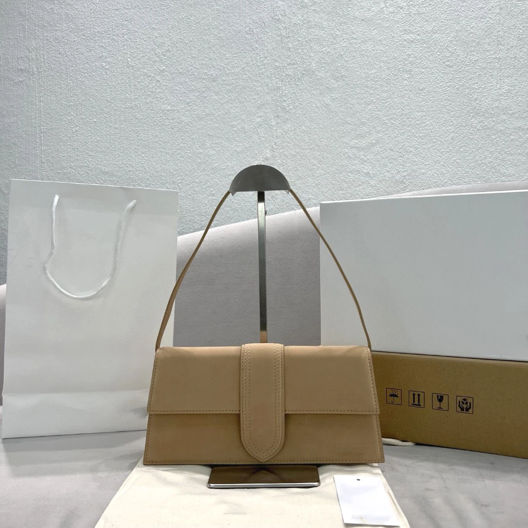 

Jac cowhide shoulder bag underarm bag new little red book with the same paragraph.