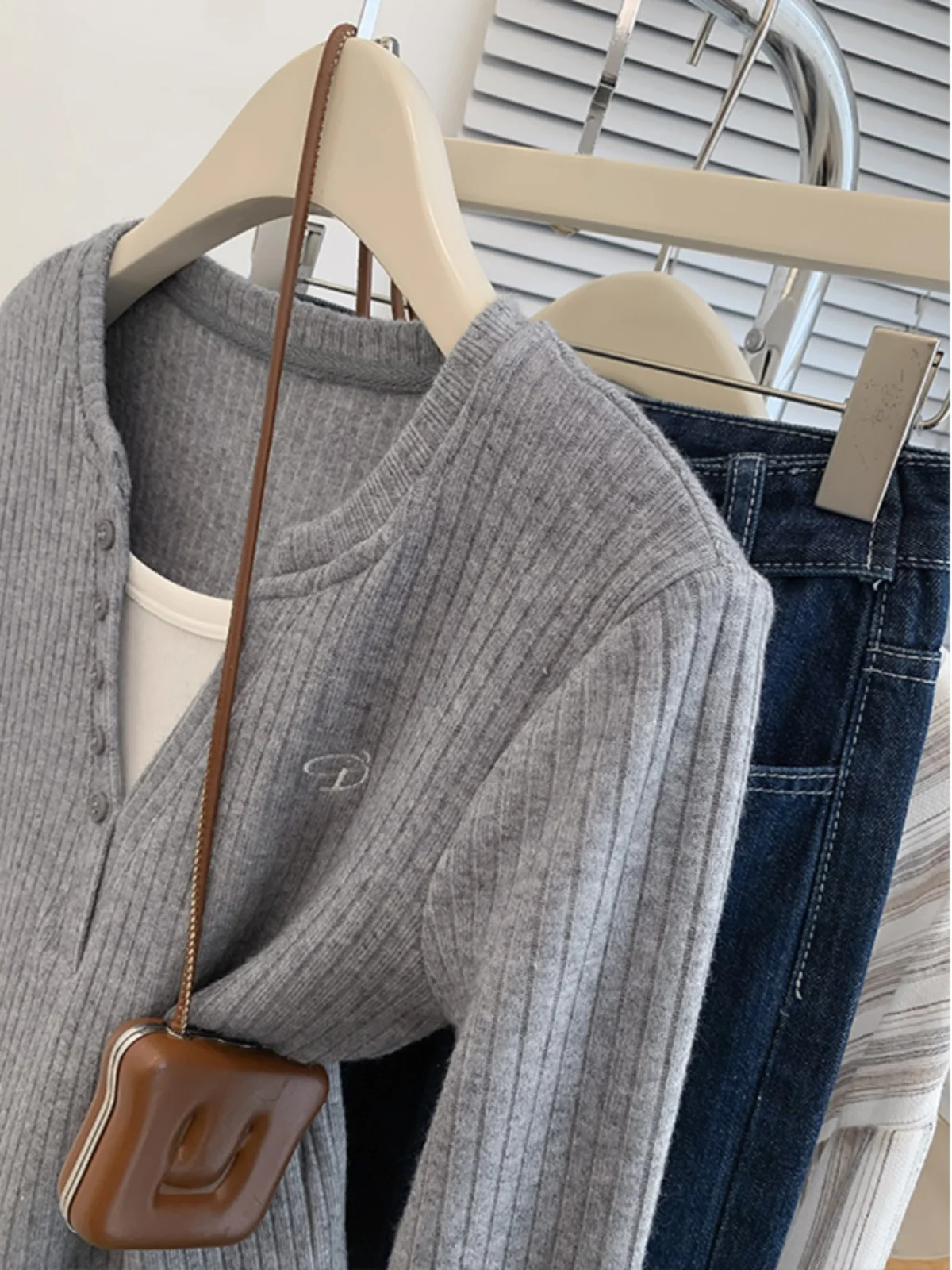 Plus Size Gray Fake Two Pieces V-neck Knit Women Spring and Autumn 2024 New Design Sense Retro Shoulder Pullover Top