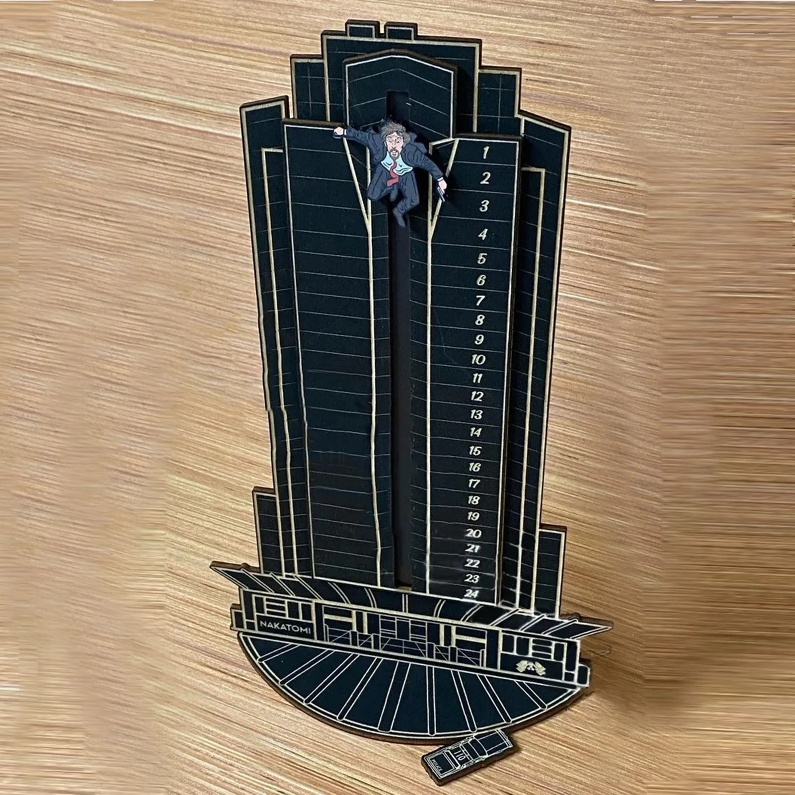 Календарь с надписью наклетоми 25 дней