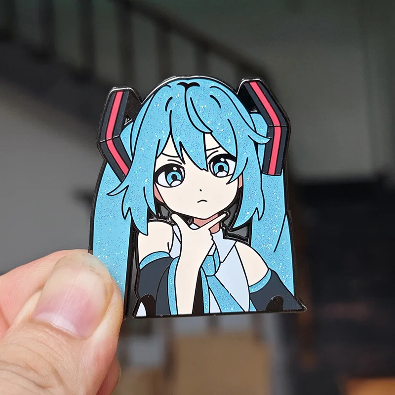 Металлическая брошь аниме