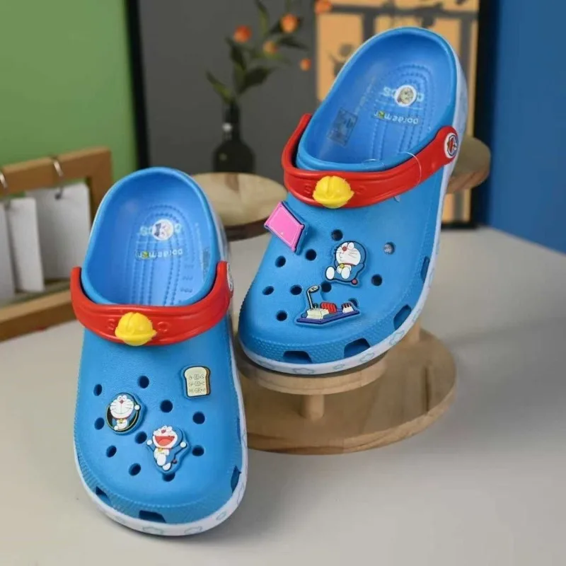 Фото Новые тапочки Doraemon: креативные, персонализированные, нескользящие, дышащие, повседневные, стильные, с мультяшным дизайном, милые, для дома и пляжа №2