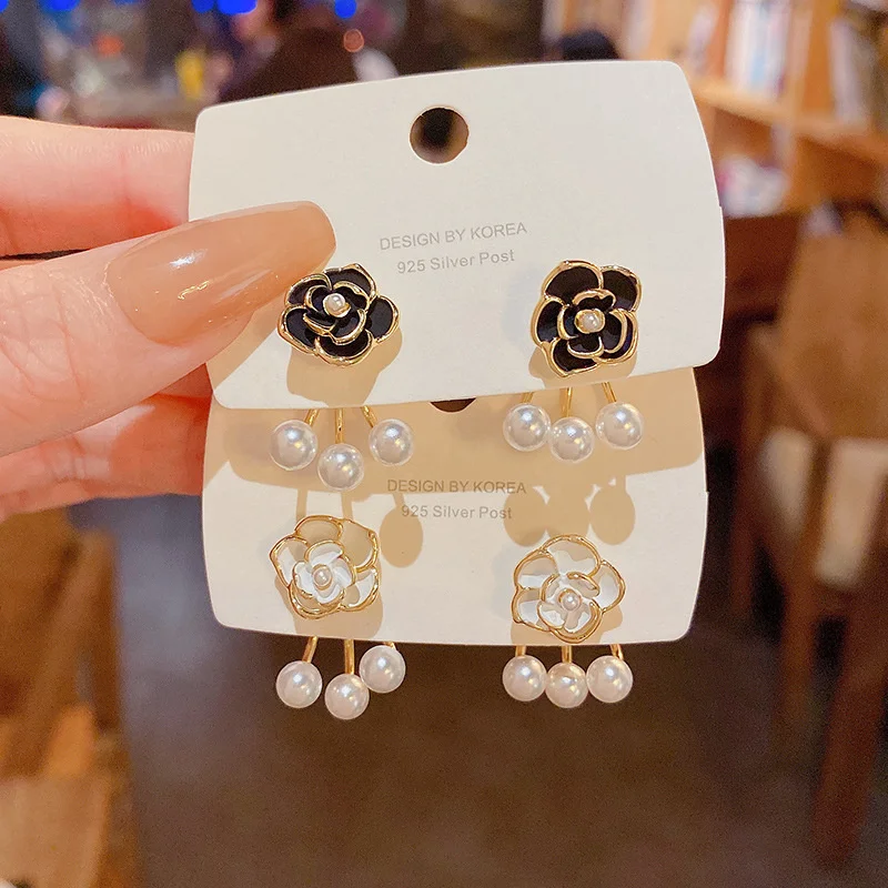 

S925 Silver Needle Light Luxury Camellia Pearl Earrings with Advanced Design A pair of versatile flower earrings