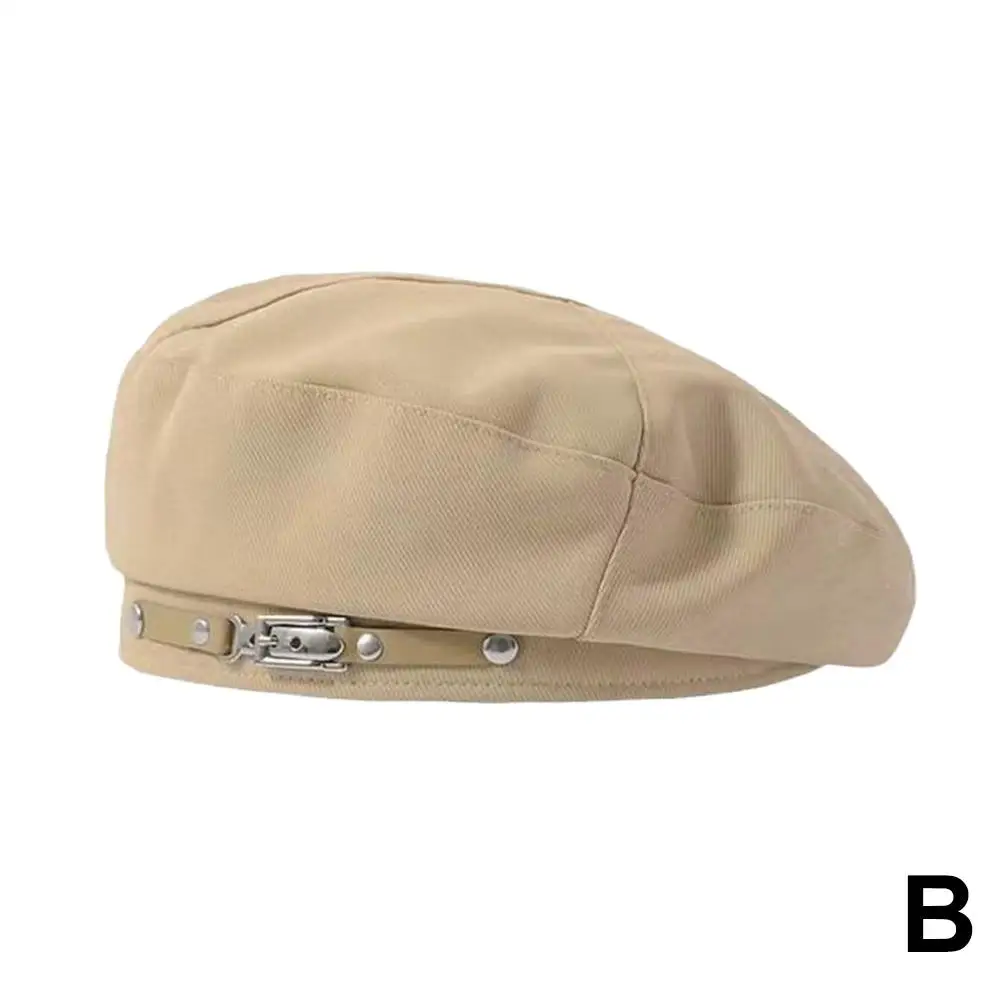 Берет с металлической пряжкой