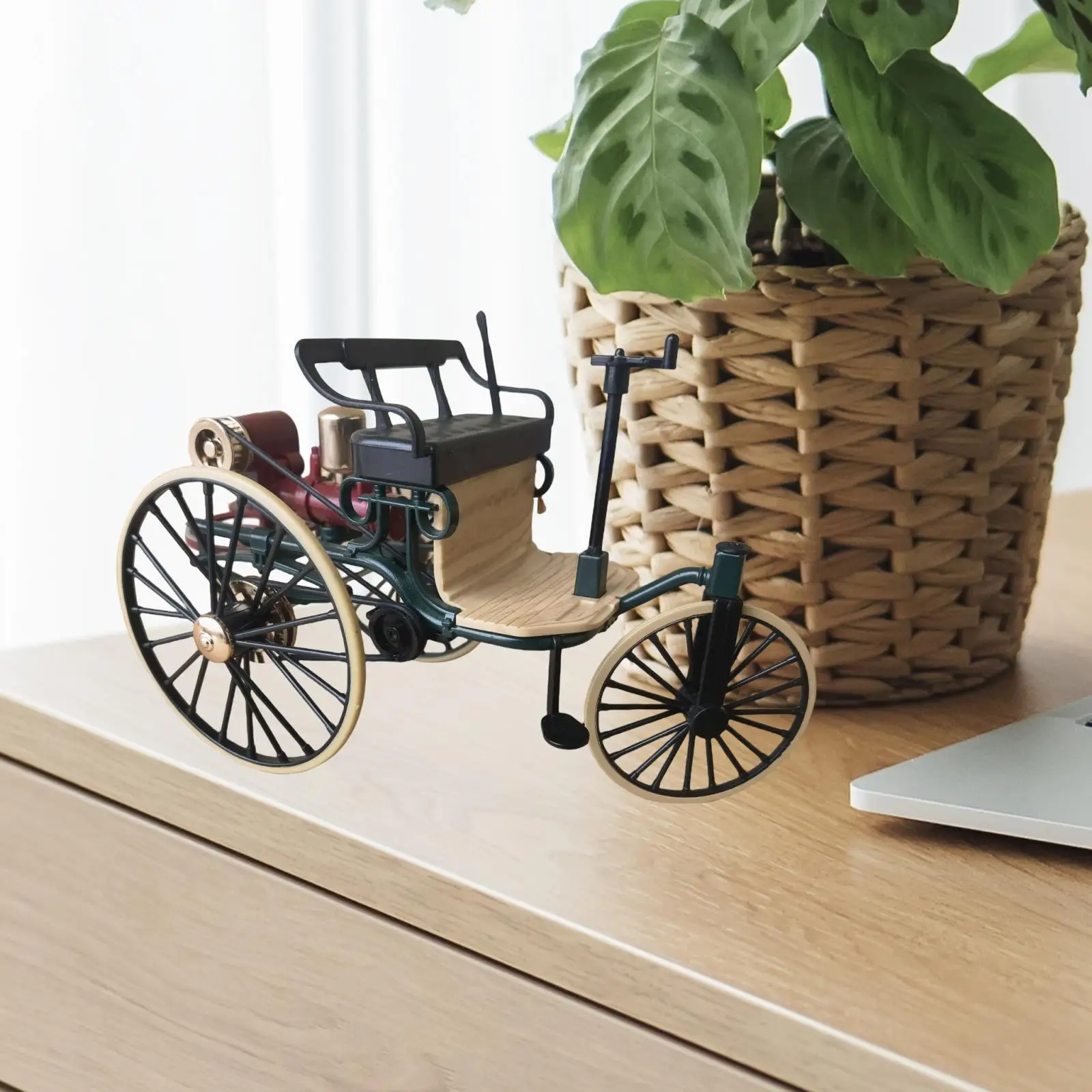 

1/12 Classic Alloy Tricycle Model Creative Room Ornament Retro Vehicle Toy