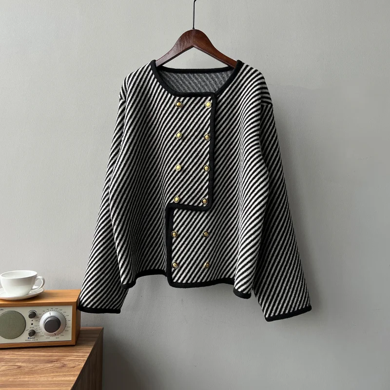 Рисунок 2 - Женская осенне-зимняя трикотажная куртка в полоску