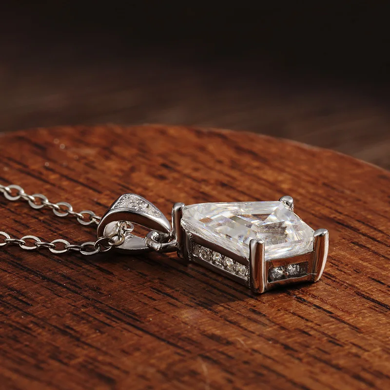 Ожерелье женское с муассанитом 2 карата из серебра пробы