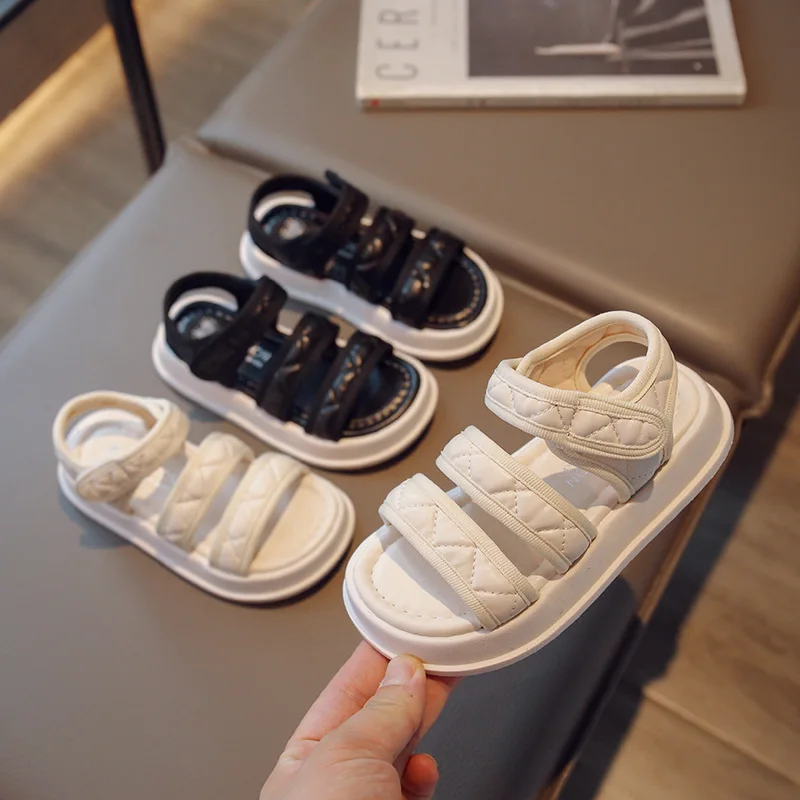 

Сандалии для девочек, новинка 2023, простая Нескользящая детская повседневная обувь, универсальная пляжная обувь из искусственной кожи с открытым носком на толстой подошве для мальчиков