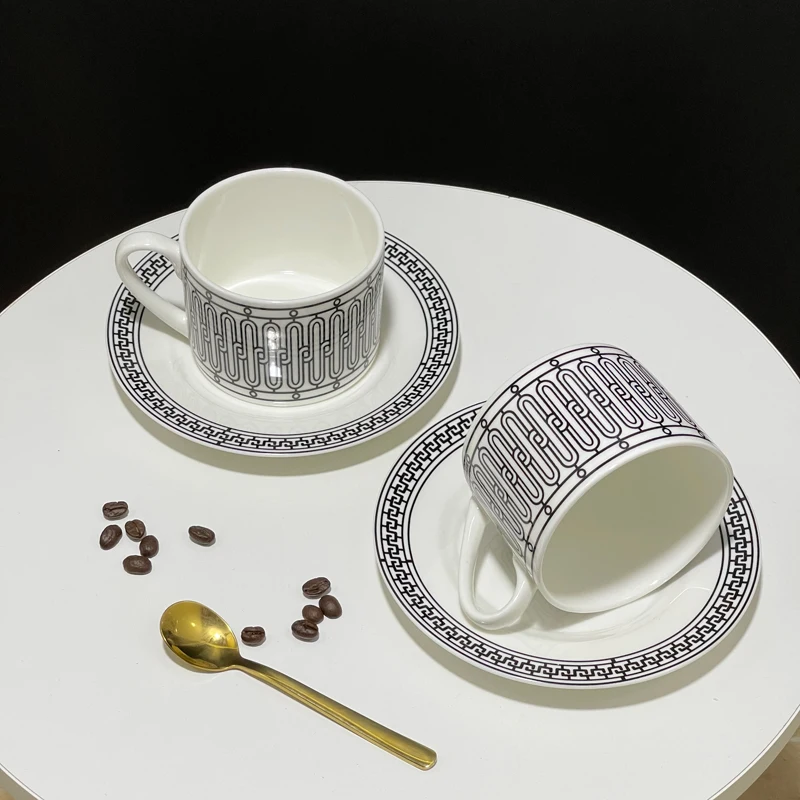 

2 современных бело-черных фарфоровых кофейных чашки и блюдца из костяного фарфора набор чайных чашек Скандинавская кухня домашний декор ро...