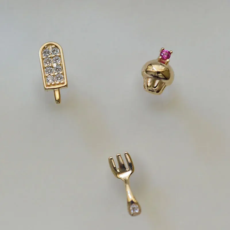 

Серьги-гвоздики женские из серебра 925 пробы с цирконом