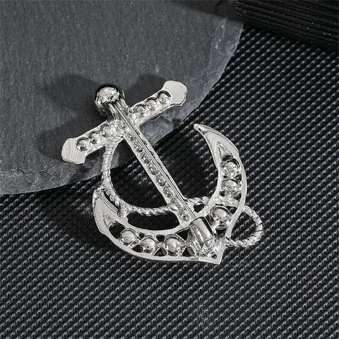 Металлическая винтажная брошь с якорем