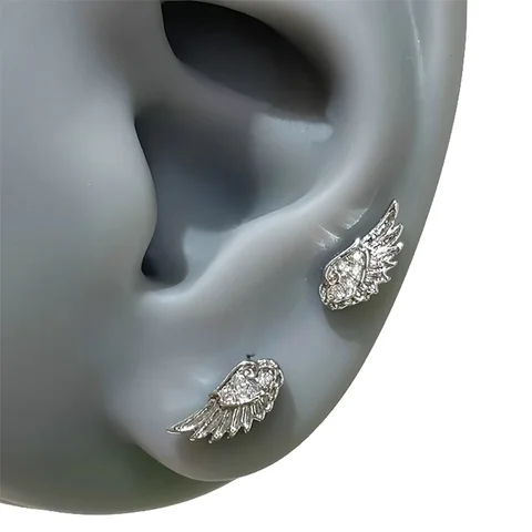 Серьги-гвоздики с крыльями ангела серебристого цвета