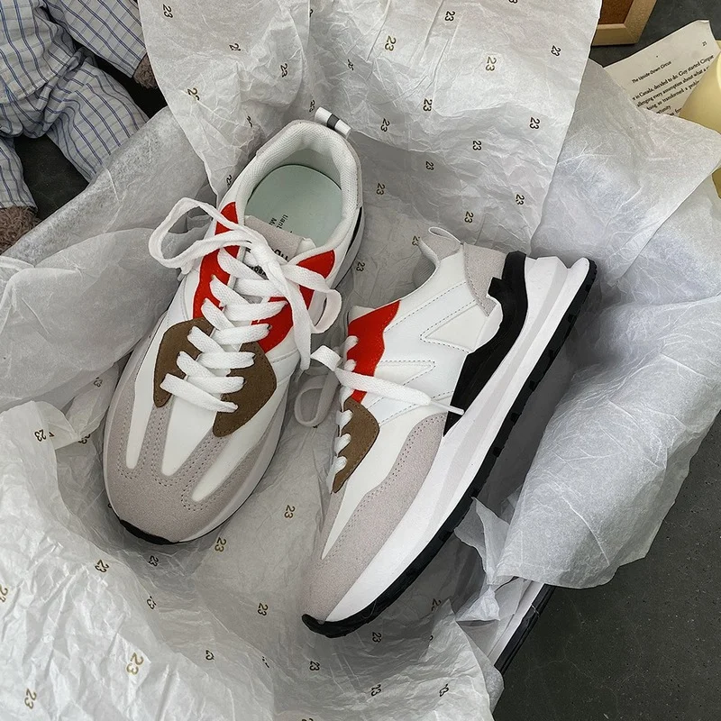 

New spring and summer middle school students run with color breathable classic sports shoes