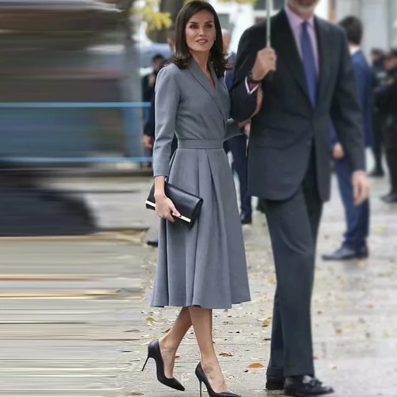 

Ранняя весна 2022 Новинка испанская принцесса с одинаковым воротником-поло с длинным рукавом серый стиль талии большое свободное платье средней длины