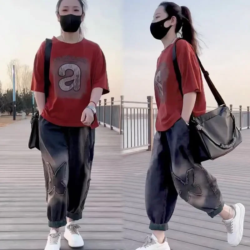 Фото Летний хлопковый спортивный костюм: новая футболка с коротким рукавом и джинсы, комплект из двух предметов, женский спортивный костюм, топы, джинсовые брюки-шаровары, тренд №3