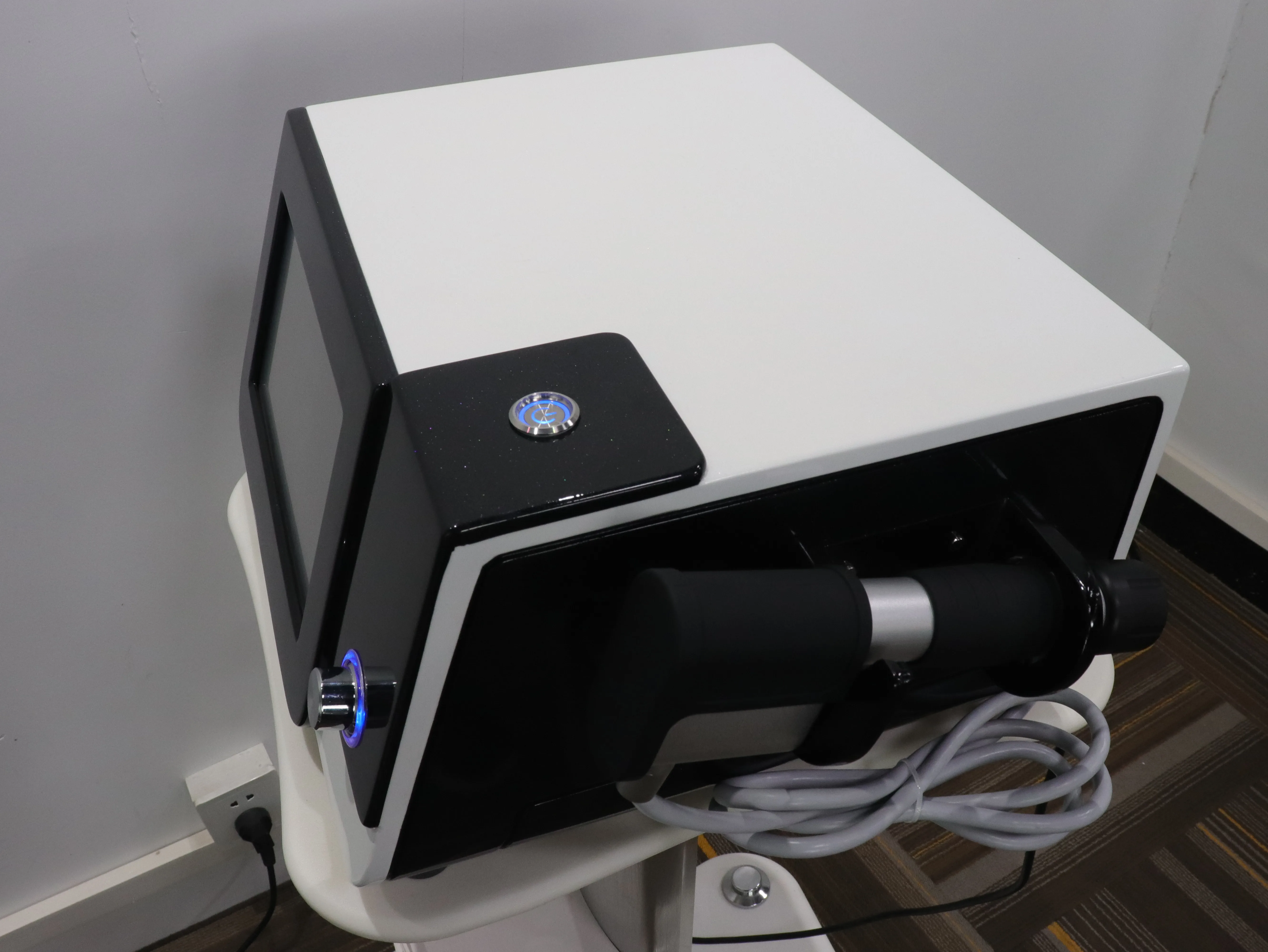 Физиотерапевтический медицинский аппарат с низкой интенсивностью ударной волны