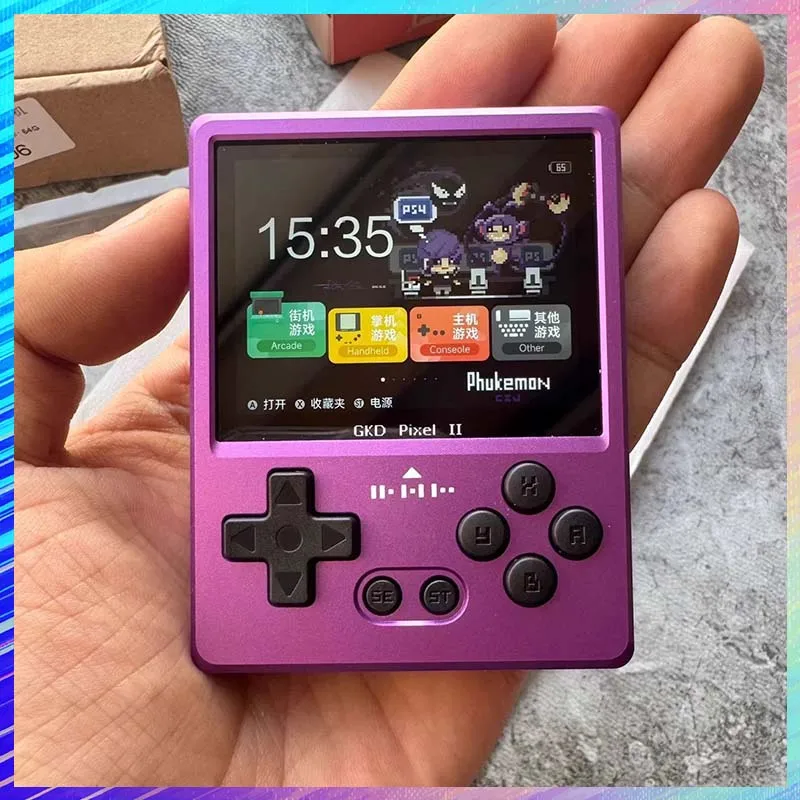 Фото Портативная игровая консоль GKD Pixel 2 Retro с экраном 2,4 дюйма IPS 640x480, 64 ГБ, эмулятор с 5000+ играми для PS1/PSP/FC, подарок для любителей портативных игр №1