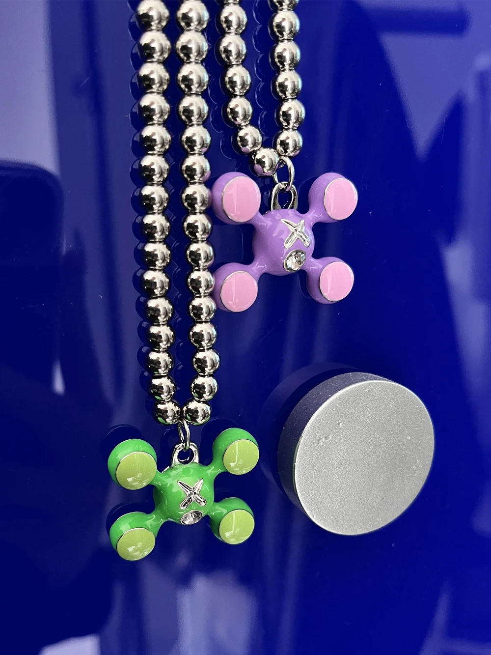 

Men Women Sphere Legs Pendant Necklace