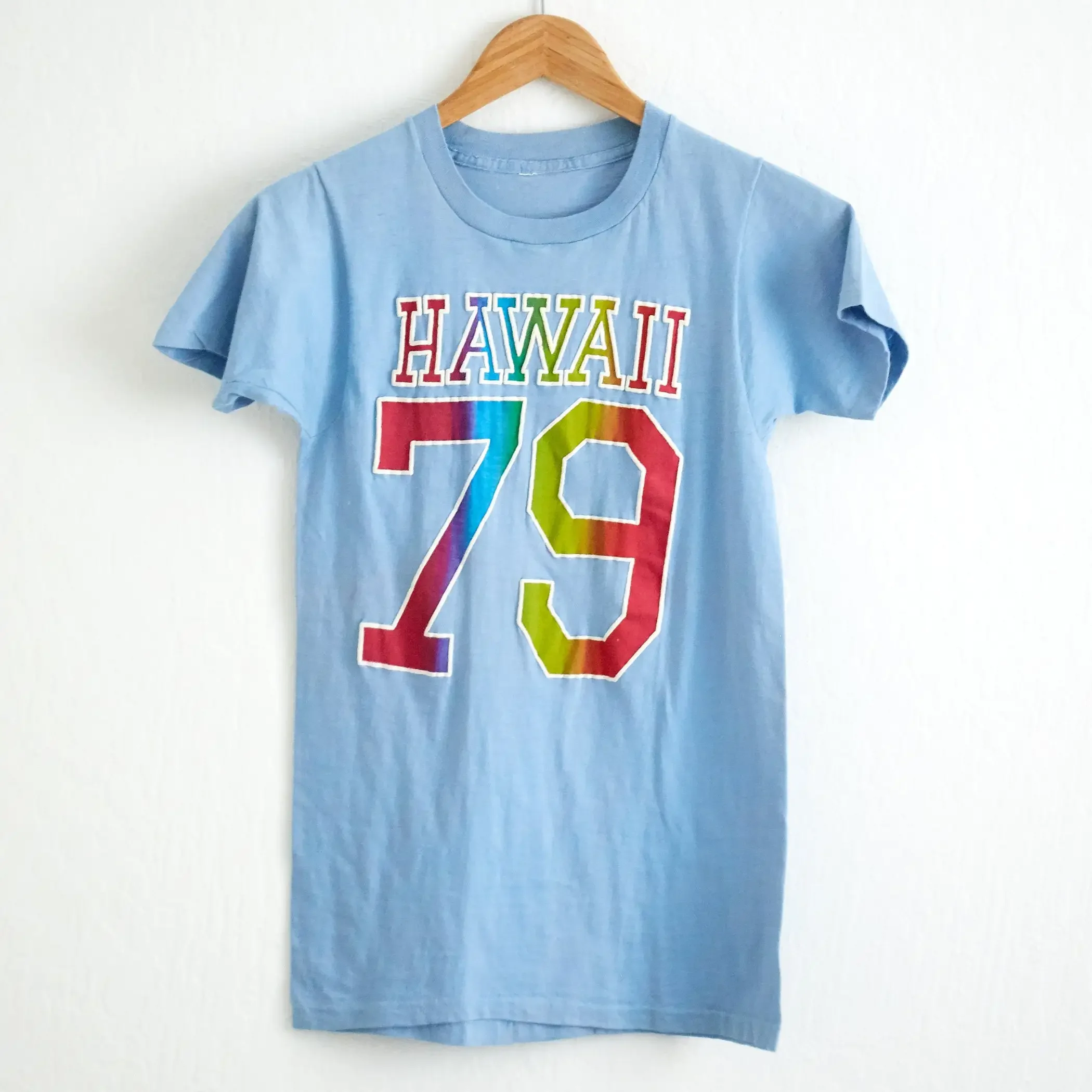 Фото Винтажная футболка 1979 года с надписью Aloha, размер S/XS, небесно-голубая, с объемными буквами в виде радуги, 79, к 40-летию №1