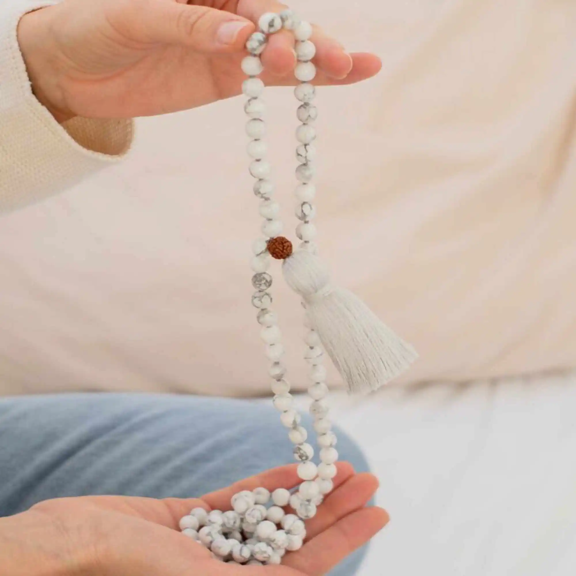 Натуральная белая круглая коричневая рудракша 8 мм 108 ожерелье с узелком дневное