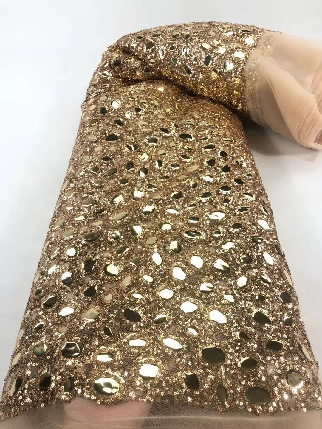 

2022 Latest Fashion Gold Shining French Sequins Craft Embroidery Mesh Lace Fabrics Sewing For Nigerian Women Party Wedding Dress