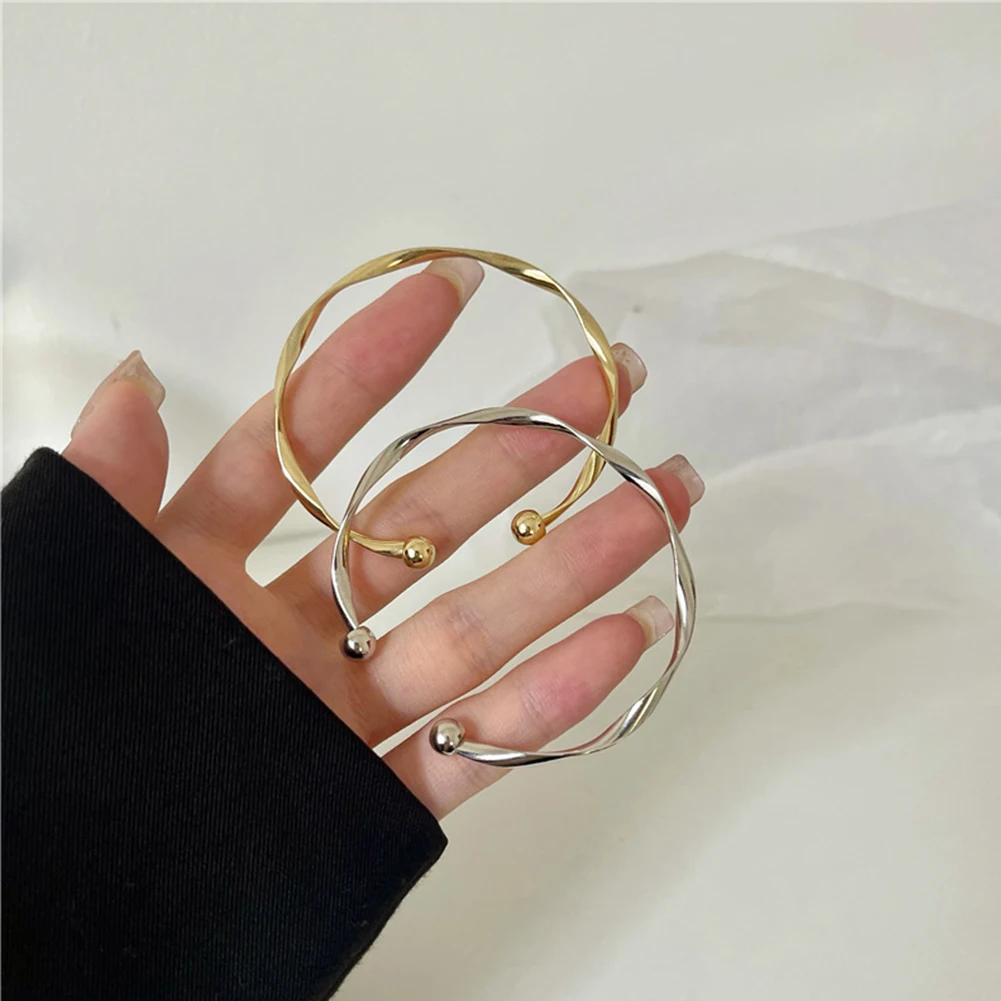 

Классический Премиум Ретро скрученный Золотой металлический браслет для женщин 2023 новый тренд для девочек необычные ювелирные изделия подарок аксессуары