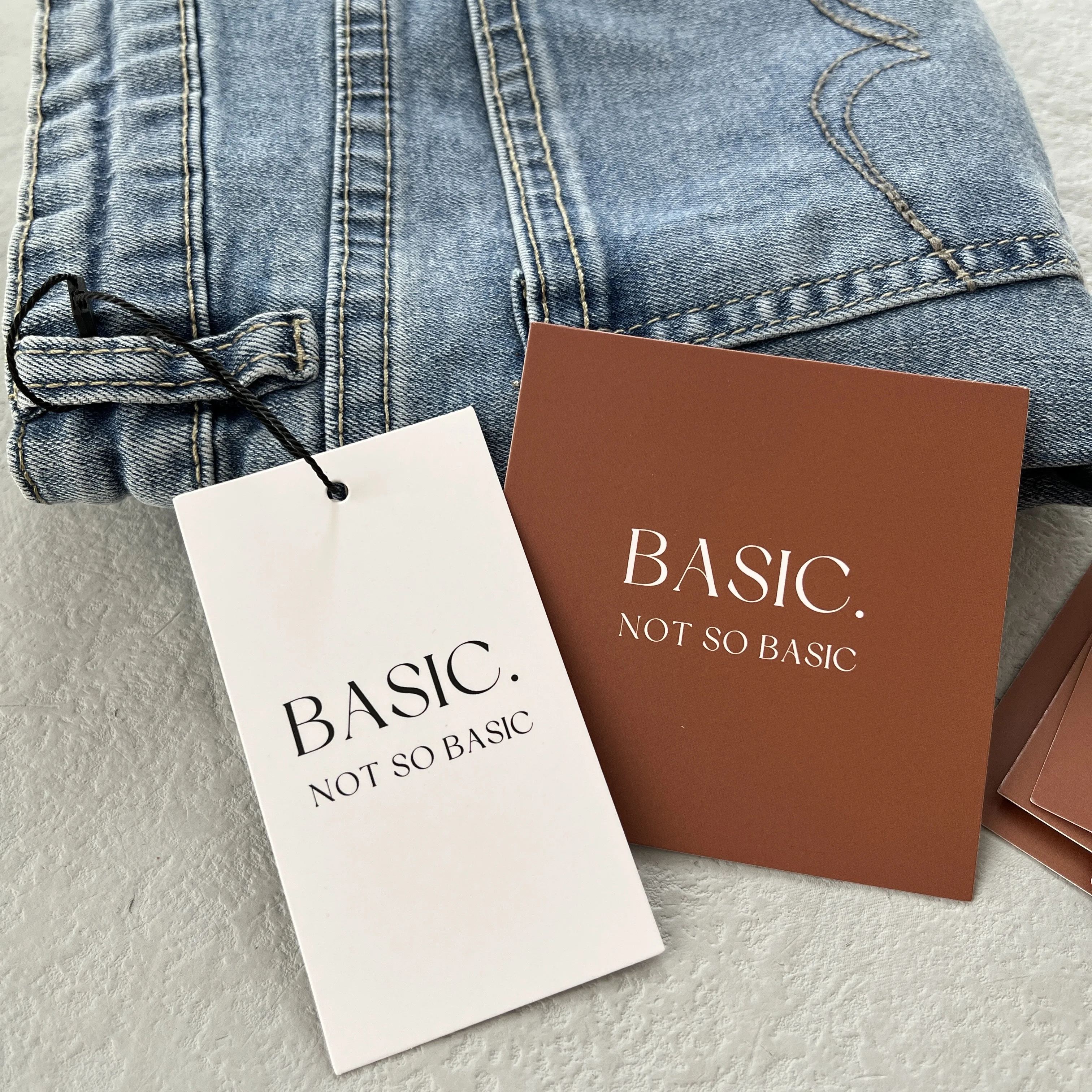 

Custom High Quality Print Brand Logo Recycled Garment Hang Tag With Clothes Shirt Hang Tags