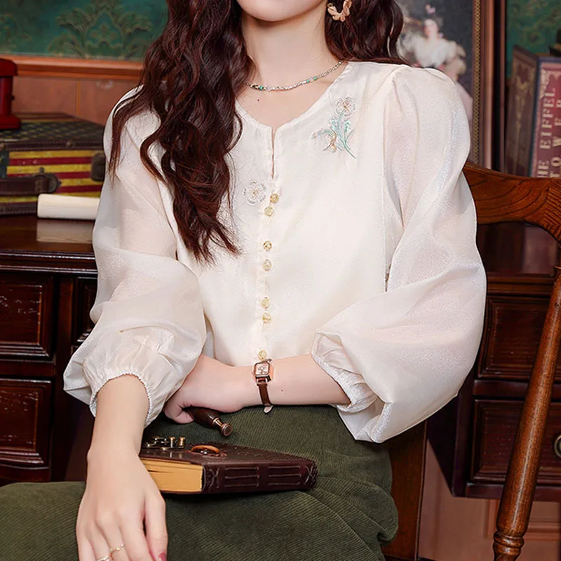 Женская шифоновая блузка с длинным рукавом круглым вырезом и вышивкой