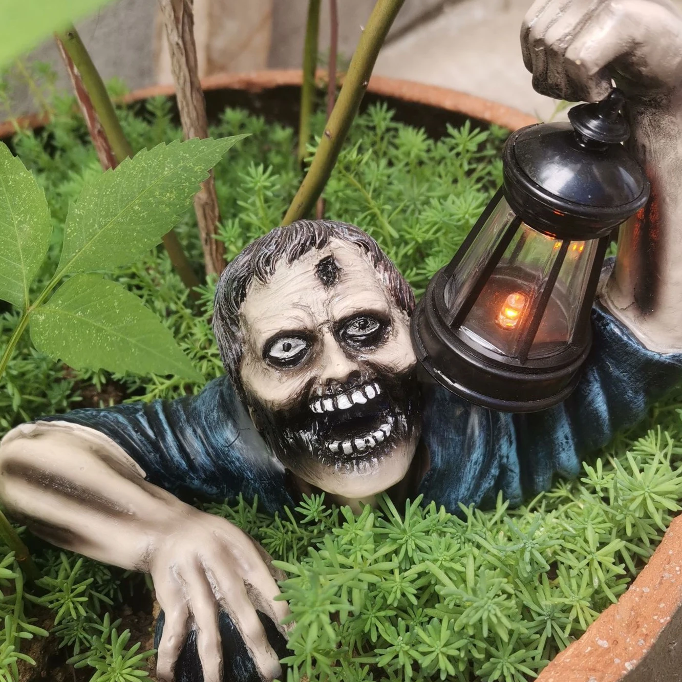 Дешево Декор на Хэллоуин, ползающий фонарь, статуя зомби светодиодный светильник кой, полимерные поделки, дом с привидениями на Хэллоуин, дворовый ...