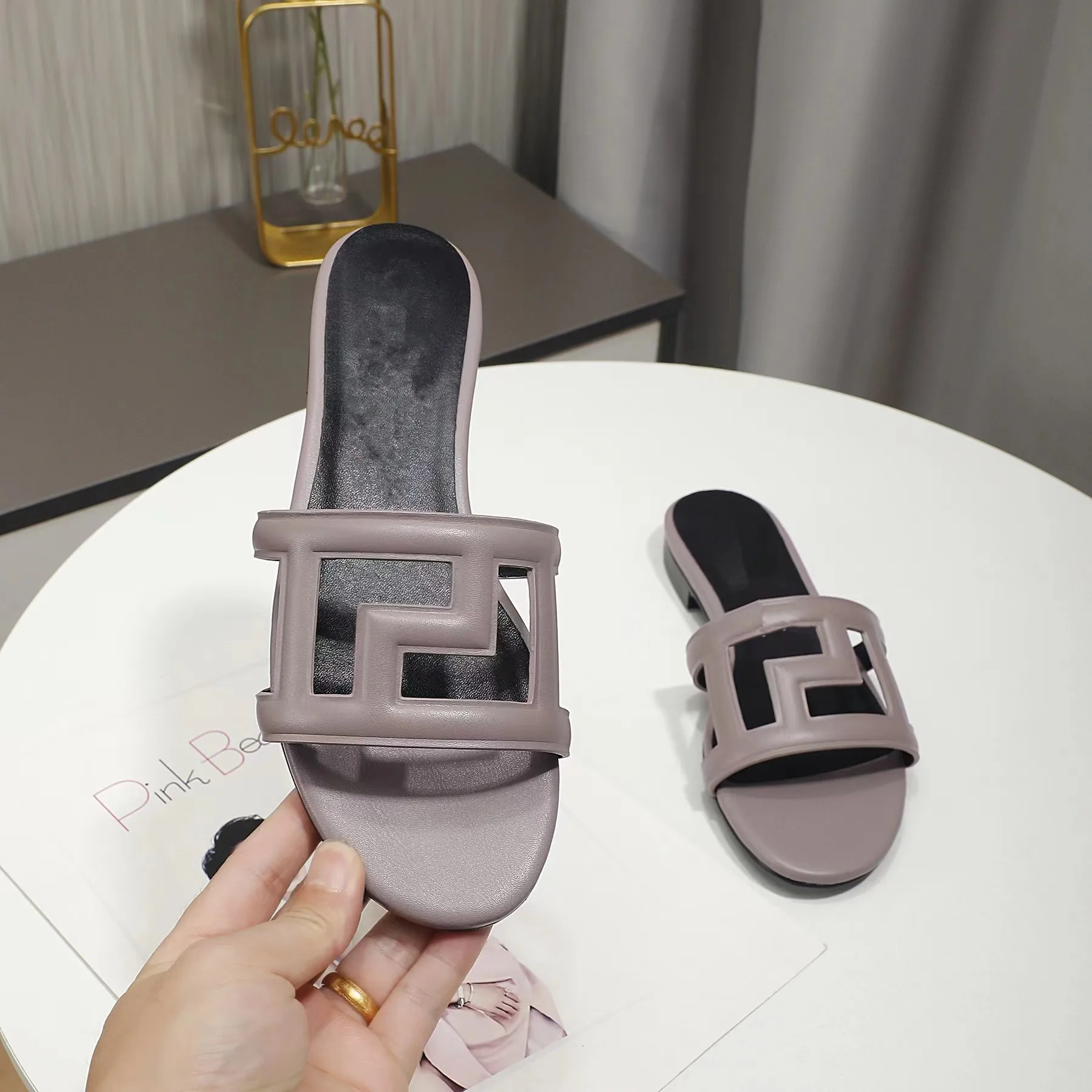 23 Round head flat leather slippers embossed hollowed-out cow leather upper and sheepskin lining are fashionable and comfortable