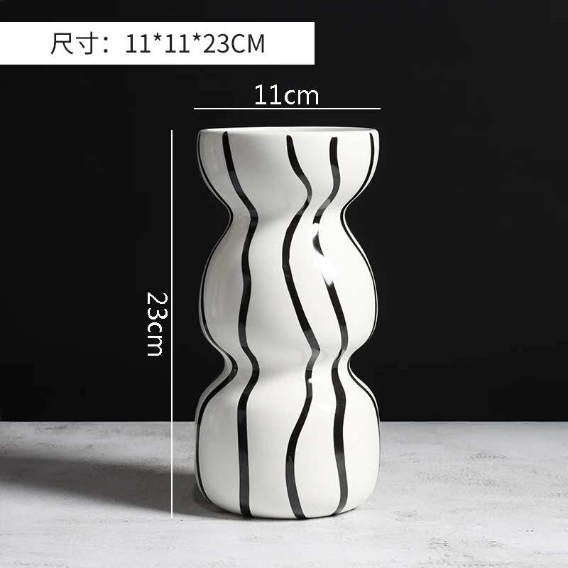 

Черно-белая керамическая ваза