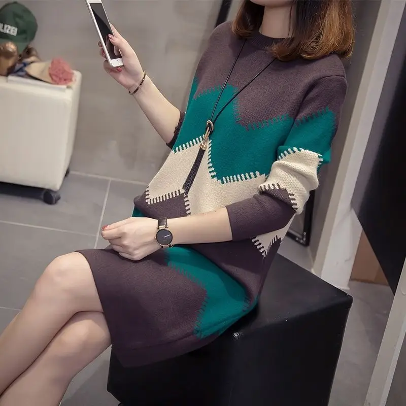 

Женское трикотажное платье-свитер с круглым вырезом и длинным рукавом