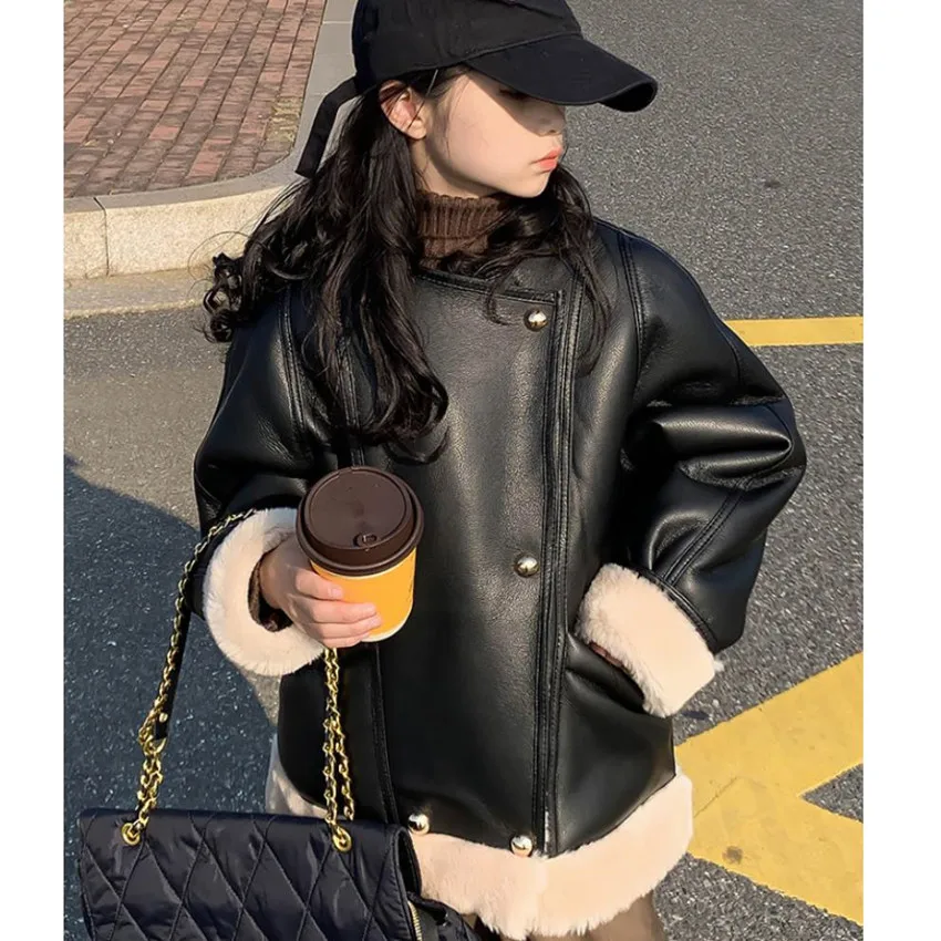 Новинка, зимние пальто, детская Толстая куртка из искусственной кожи и натуральной шерсти, теплая верхняя одежда, плюшевая Летающая куртка для мальчиков и девочек с овчиной, A2241