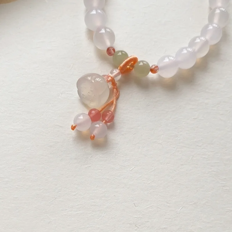 Браслет из натурального личи с замороженным халцедоном и лотосом браслет