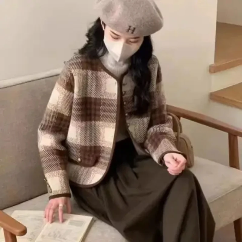 Брендовая женская одежда со скидкой. Отрежьте бирку. Снятие из шкафа. Внешняя