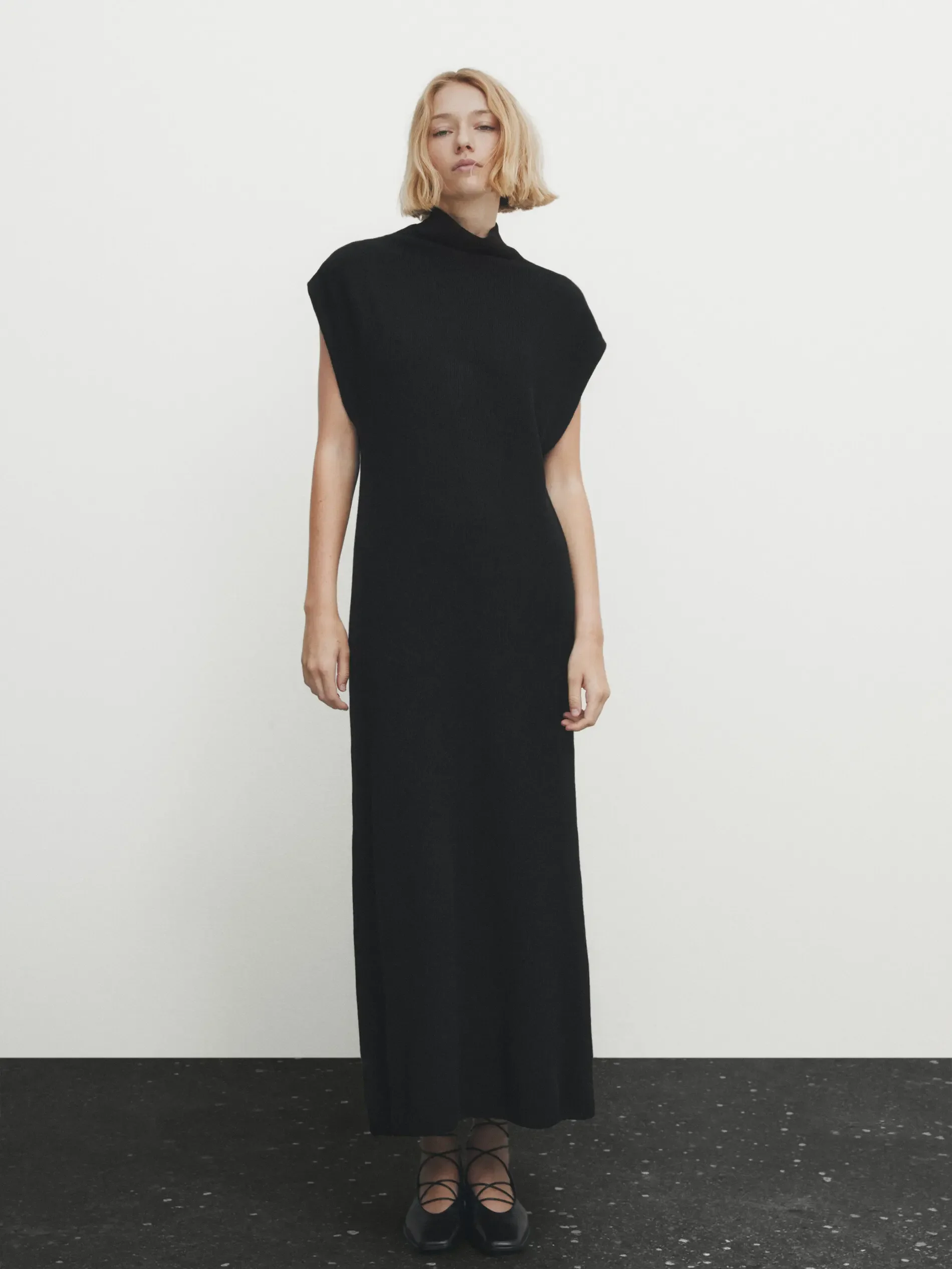 Женское трикотажное платье с высоким воротником