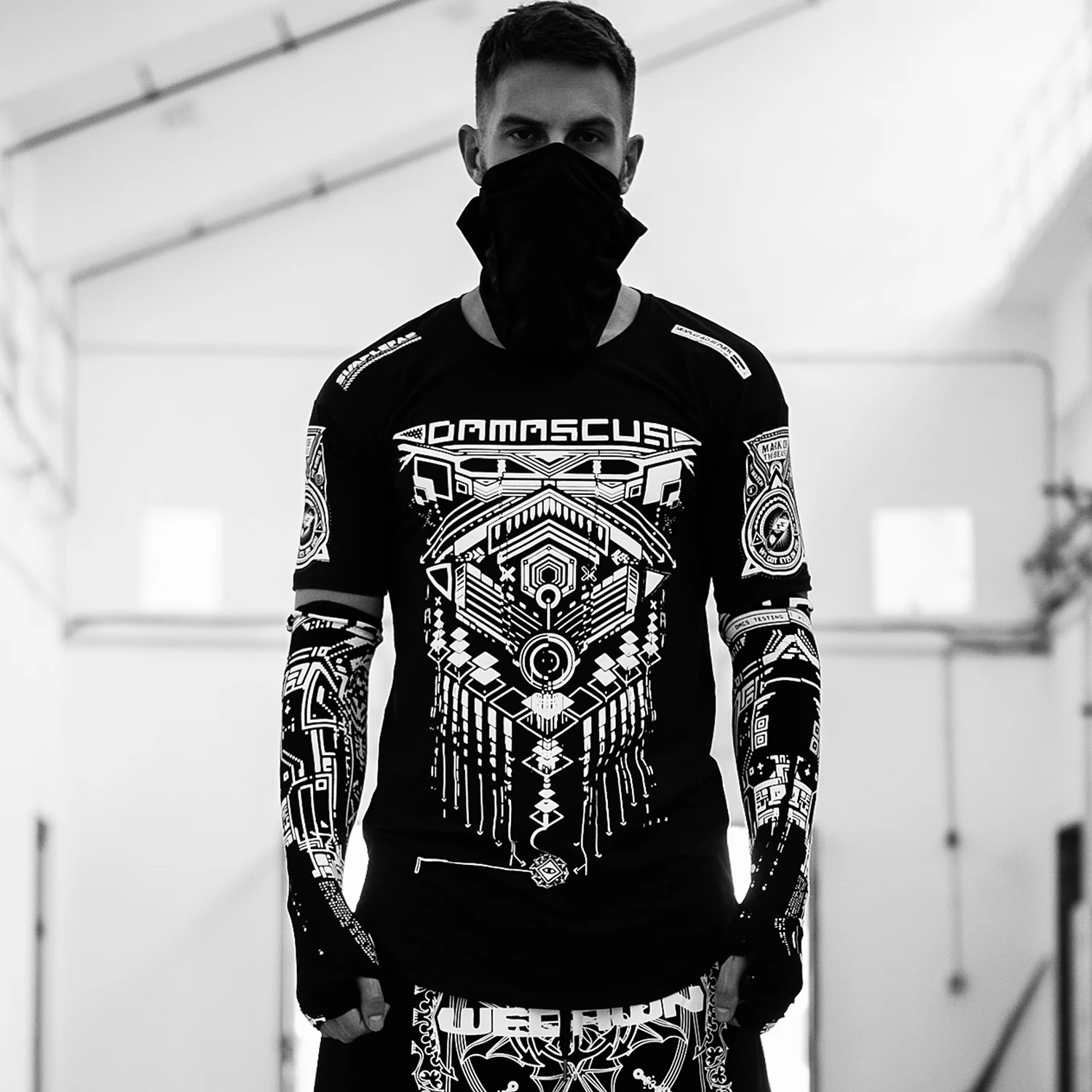 

Мужская хлопковая футболка с круглым вырезом и графическим принтом