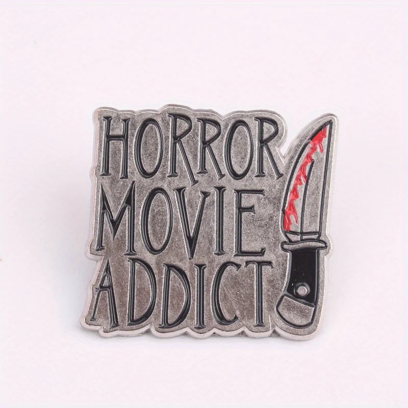 Эмалированная булавка Slasher Cinema — состаренная металлическая отделка с мотивом ножа от брызг крови, типография «Horror Movie Addict» для Gore F (art.: 3920cd456f87f) - 3920cd456f87f