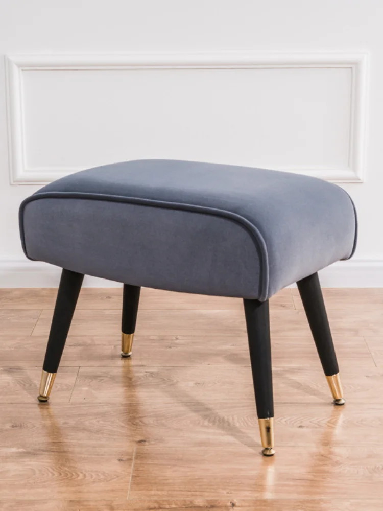 Современный модный табурет для переодевания с мягкой обивкой из бархата и обитыми наполнителем ножками-стульями из дерева искусства для спальни или гостиной.
