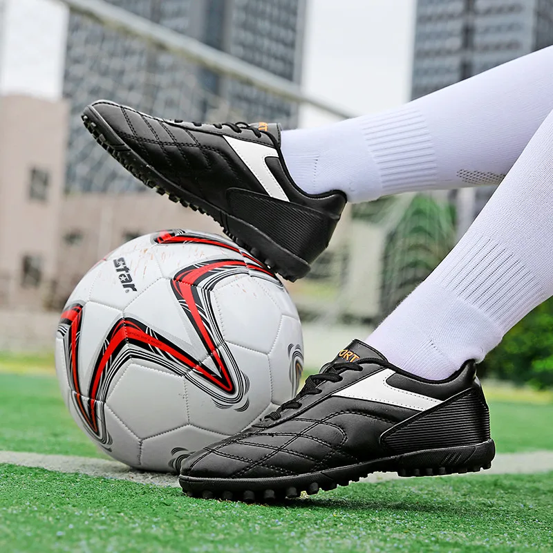 

Нескользящие кроссовки для игры в футбол для детей