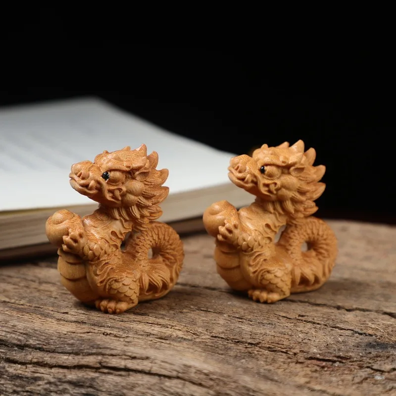 Маленькая деревянная статуя из натурального дерева с изображением огненного