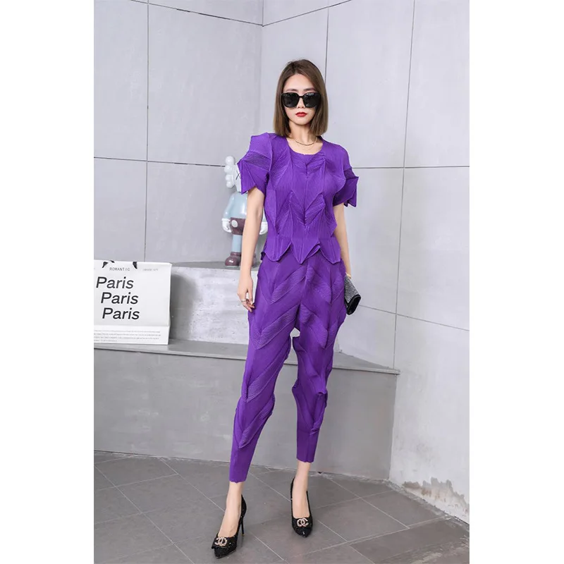 

Miyake Style Design Suit Women 2023 Spring Handmade Pleated round Neck Short Sleeve Top Tapered Cropped Leggings Two-Piece Set